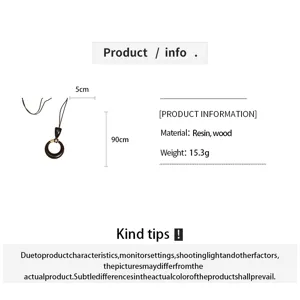 Collier pendentif en résine et bois avec cordon en cuir, bijou chic et léger élégant.
