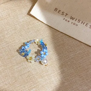 Handgefertigte blaue Perlenblumen Halskette, zarte minimalistische Schluesselbeinkette fuer Damen.
