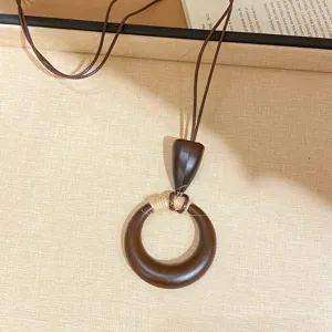 Collier pendentif en résine de bois rétro avec corde de jute et cordon en cuir, style zen vintage.