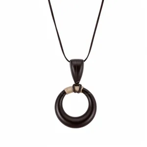 Collier pendentif rond goutte en résine bois minimaliste avec cordon en cuir élégant