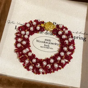 Pulsera tejida de cuentas rojas y perlas blancas hecha a mano con cierre dorado moda