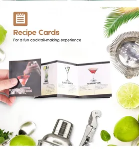 Detalle de tarjeta de receta de cóctel con instrucciones para herramientas de bar.