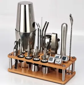 Detalles profesionales del juego de coctelera de acero inoxidable con soporte de bambú.