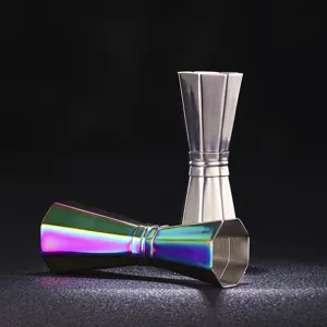 Roestvrijstalen achthoekige cocktail jigger detail met precisie maatbeker afwerking.