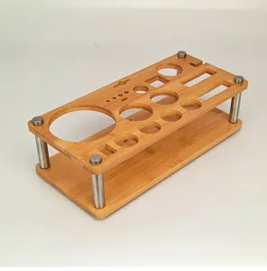 Vista detallada del soporte para cócteles de madera con múltiples agujeros y pilares.