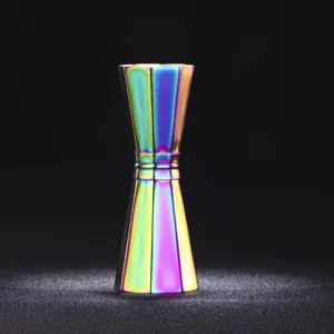 Gedetailleerd opname van een achthoekige roestvrijstalen cocktailjigger met regenboogafwerking.