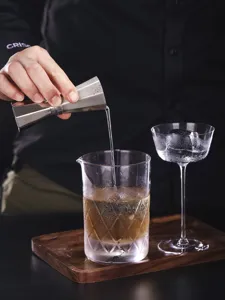 Professionele roestvrijstalen cocktail jigger met nauwkeurige schaal en octogonaal ontwerp.