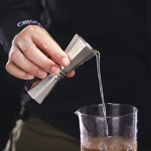 Roestvrijstalen cocktail jigger met schaal, achthoekige bar maatbeker voor drankjes.