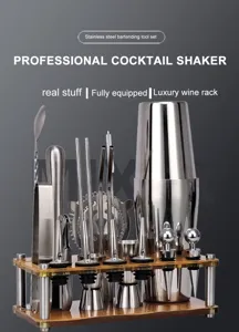Vue de detail du kit d'outils de bar shaker a cocktail en acier inoxydable brillant.