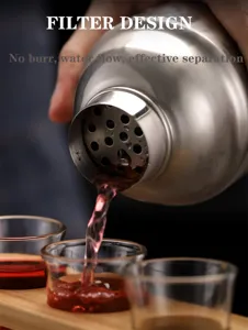 Edelstahl Cocktailshaker Detailansicht, professionelles Barwerkzeug mit Sieblöchern.