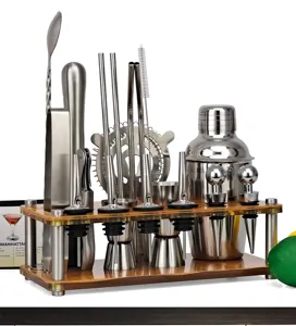 Vue détaillée de l'ensemble shaker à cocktail en acier inoxydable avec support de bar.
