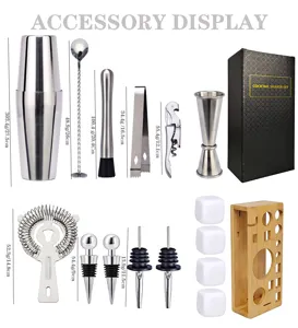 Edelstahl Cocktail Shaker Set Details zeigen verschiedene Barwerkzeuge, Messlöffel und Holzständer.