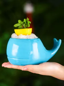 Simpatica tazza Tiki in ceramica a forma di balena per cocktail, bicchiere design animale blu.