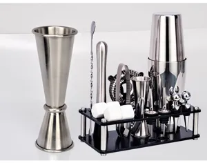 Set de coctelera de acero inoxidable con soporte de acrílico negro vista de detalle bar