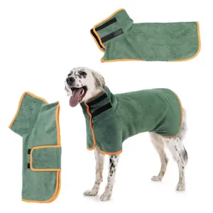 Detailansicht des grünen Hunde-Bademantels mit orangem Rand und saugfähigem Material für Haustiere.