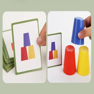 Vue détaillée du jouet éducatif pour enfants de tasses à empiler et tri de couleur.