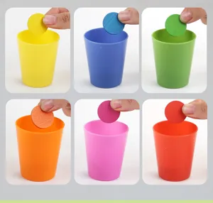 Vue detaillee du jouet educatif de tri des couleurs avec de jolis jetons bois et gobelets.