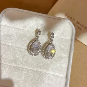 Elegante Tropfen Zirkonia Ohrringe mit funkelndem Design, edler Silberschmuck für stilvolle Frauen.