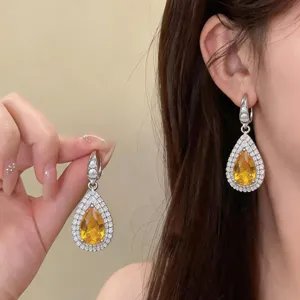 Elegante gelbe Tropfen Zirkonia Ohrringe mit funkelnden Pave-Steinen fuer stilvolle Damen.