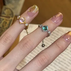 Elegante vierkante zirkoon verstelbare ringen met fijne ketting voor modieuze vrouwen.