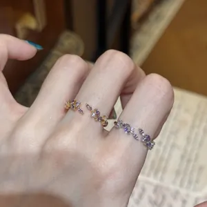 Prachtige open ring met fonkelende paarse zirkonia stenen in een elegant bloemendesign voor dames.