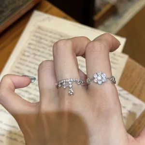 Gedetailleerde close-up van luxe zirkonia bloem en kwast ringen, elegante stijl.