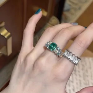 Elegante groene zirkonia open ring met sprankelende bloemdetails voor vrouwelijke mode.