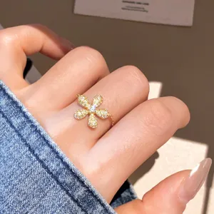 Gedetailleerde close-up opname van de sprankelende zirkonia bloemring aan de vinger.