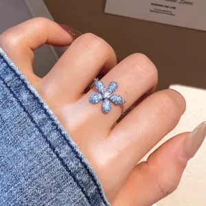 Blauwe zirkonia bloem open ring voor vrouwen, luxe elegante modevingerring met stenen.