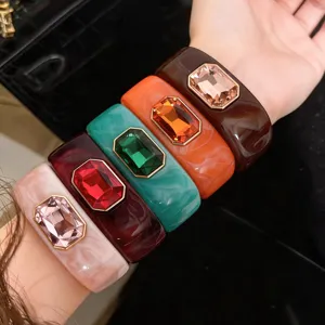 Pulsera brazalete ancha de resina colorida con gran estrás de cristal geométrico de moda
