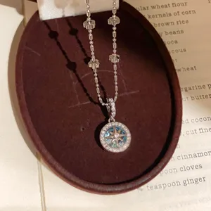 Squisita collana con ciondolo a stella in argento con zircone brillante e catena floreale per donne.