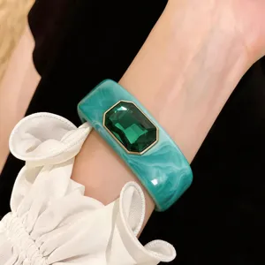 Brazalete de resina verde con cristal oscuro, elegante joya de pulsera estilo vintage.
