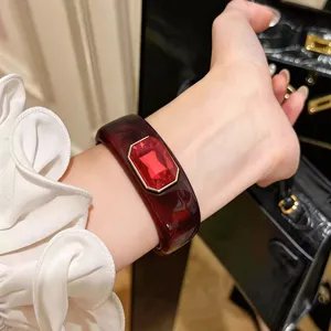 Pulsera de puño de resina vintage con gema roja, elegante brazalete abierto para mujer.