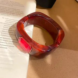 Brazalete rigido cuadrado de resina vintage con gema roja para un estilo elegante.