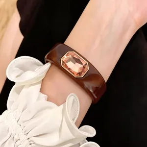 Pulsera de brazalete abierto cuadrada de resina marrón vintage, joya elegante y chic.