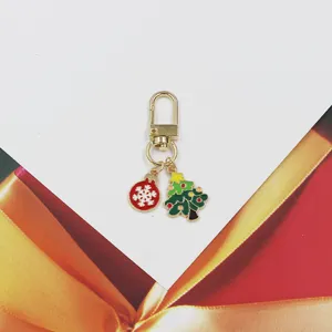 Dettaglio in primo piano di albero di natale fiocco di neve portachiavi ciondolo borsa.