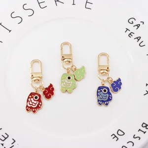 Vue détaillée de porte-clés porte-bonheur carpe koi japonaise avec breloques nuage sur assiette.