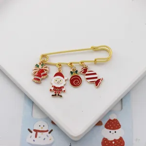 Kerststijl metalen veiligheidsspeld broche met schattige geëmailleerde hangers detailweergave
