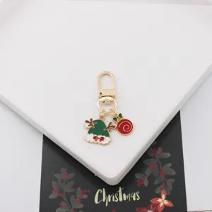Weihnachtsmotiv Legierung Schlüsselanhänger Taschenanhänger Detailansicht grüne Mütze