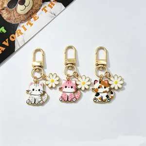 Cute alloy cat keychain set with daisy charm metal bag pendant for women girls keys