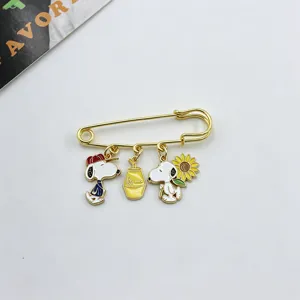 Spilla di sicurezza smaltata con ciondoli Snoopy cartoon, grazioso accessorio per borse.