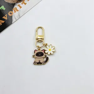 Cute alloy Siamese cat daisy keychain metal bag charm pendant for daily accessories chic