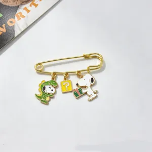Vista dettagliata della graziosa spilla in metallo Snoopy con squisito design smaltato.