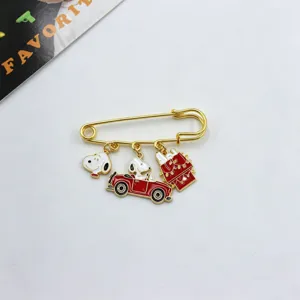 Dettaglio spilla cartone animato Snoopy, simpatica spilla di sicurezza in metallo con ciondolo.