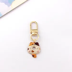 Leuke legering kat sleutelhanger detail met fijne kat hanger en gouden karabijnhaak.