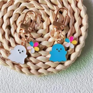 Lindo fantasma y flor colorida llavero esmaltado par, colgante de anillo de metal elegante.