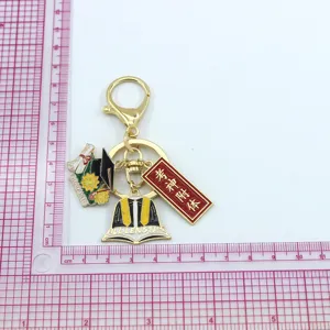 Metal graduation keychain with doctoral hat and tassel pendant for students and school gifts.