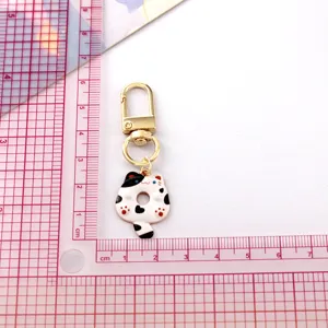 Schattige kat donut sleutelhanger detailopname, gouden metalen tas bedel hanger accessoire.