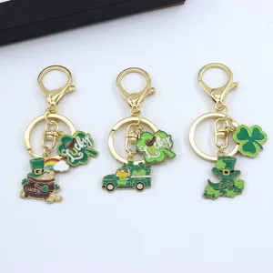 Dettaglio portachiavi trifoglio verde San Patrizio, ciondolo fortuna in lega.