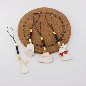 Süße weiße Kaninchen Handy Anhänger und Taschen Accessoires mit Pfoten und Schleife im Set.